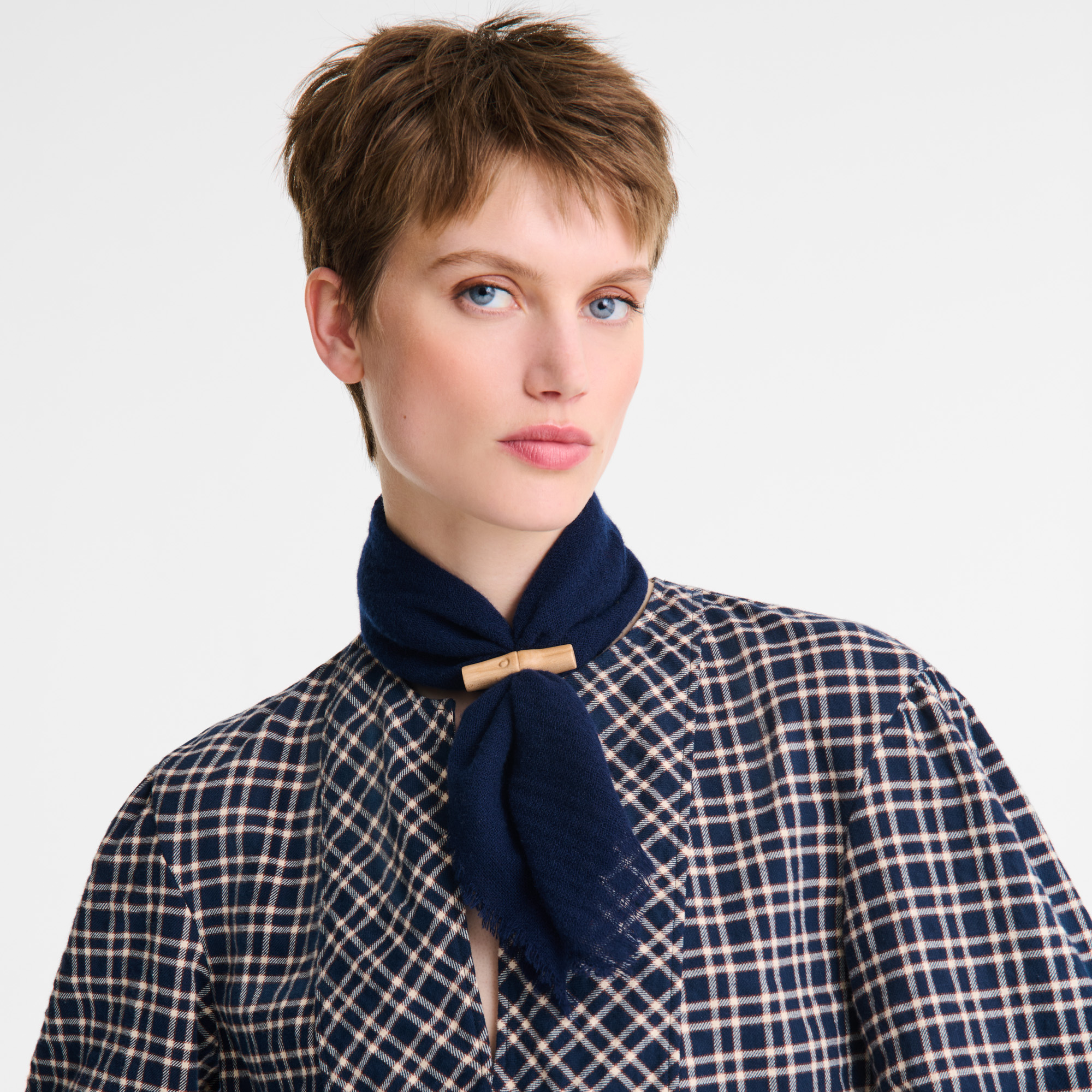 Stole, Navy - View 2 of 
        2 - zoom in L'Hiver en douceur Stole, Navy